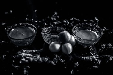 yüz maskesi akne eğilimli cilt için ahşap yüzey üzerinde lor ve tüm ham maddeler ile iyi karışık ham türerik ve bal ile kase 