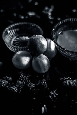 Limon suyu Yüz maskesi, bal, ve bazı ham zerdeçal ile birlikte iyi akne eğilimli cilt ve lekeler için ahşap yüzeyüzerinde tüm ham maddeler ile birlikte cam bir kase karışık.