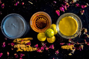 yüz maskesi akne eğilimli cilt için ahşap yüzey üzerinde lor ve tüm ham maddeler ile iyi karışık ham türerik ve bal ile kase 