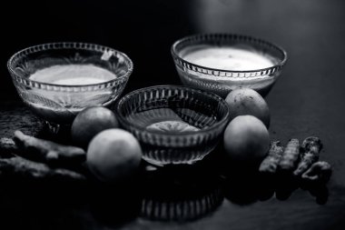 yüz maskesi akne eğilimli cilt için ahşap yüzey üzerinde lor ve tüm ham maddeler ile iyi karışık ham türerik ve bal ile kase 
