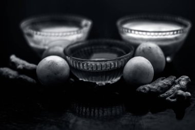 yüz maskesi akne eğilimli cilt için ahşap yüzey üzerinde lor ve tüm ham maddeler ile iyi karışık ham türerik ve bal ile kase 