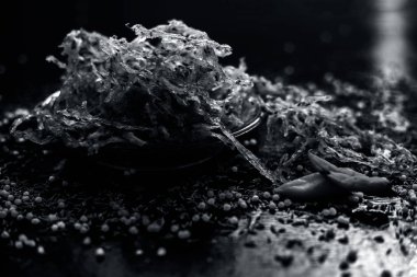 Ahşap yüzeyde şeffaf cam plaka içinde patates ve sago topu chakli ve çiğ kurutulmuş Sabudana ni chakili ünlü Hint ve Gujarati snack çanak 