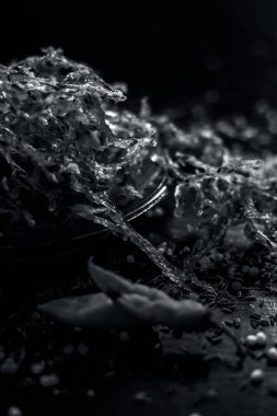 Ahşap yüzeyde şeffaf cam plaka içinde patates ve sago topu chakli ve çiğ kurutulmuş Sabudana ni chakili ünlü Hint ve Gujarati snack çanak 