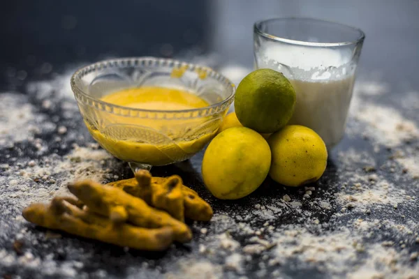 Limones Con Harina Garbanzos Tazón Leche Vaso Sobre Superficie Madera — Foto de Stock