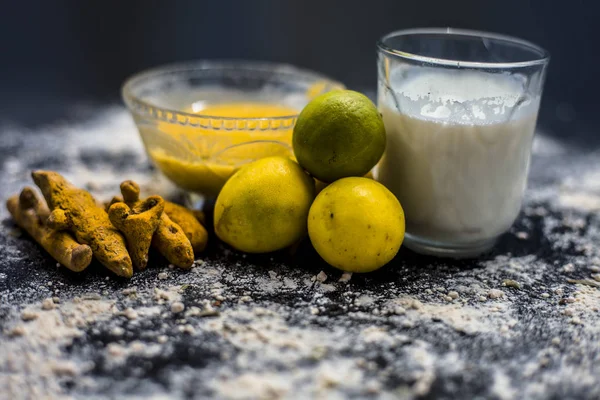 Zitronen Mit Kichererbsenmehl Schüssel Und Milch Glas Auf Holzoberfläche Zutaten — Stockfoto