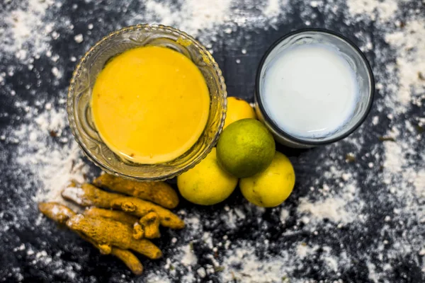 Citroner Med Kikærtemel Skål Mælk Glas Træoverflade Ingredienser Til Citron - Stock-foto