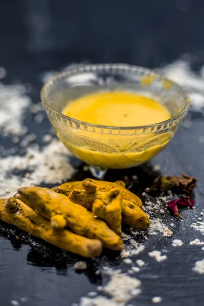 Harina Garbanzos Mezclada Con Cúrcuma Agua Rosas Recipiente Vidrio Mesa — Foto de Stock