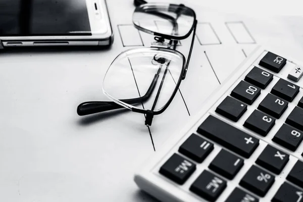 Finans Danışmanı Işyerinde Belge Hesap Makinesi Ile Akıllı Telefon Gözlükler — Stok fotoğraf