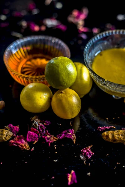 Tazones Con Cúrcuma Cruda Bien Mezclada Miel Con Cuajada Materias —  Fotos de Stock