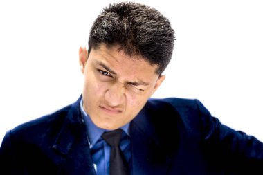 genç işadamı mavi renkli gömlek ve siyah kravat giyerek yüzünde yorgun tembellik ifade ile stüdyo arka planda poz 