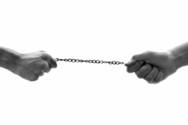 Savaş oyunu römorkör oynarken zincir parçası için mücadele erkek ellerin yakın görünümü. Rekabet kavramı