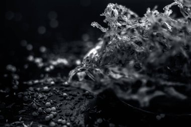 Ahşap yüzeyde şeffaf cam plaka içinde patates ve sago topu chakli ve çiğ kurutulmuş Sabudana ni chakili ünlü Hint ve Gujarati snack çanak 