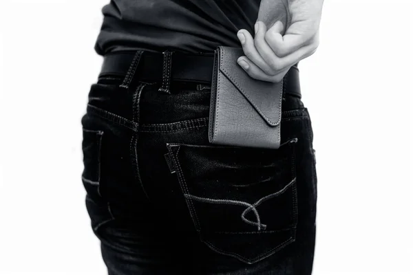Przycięte Ujęcie Mężczyzny Wkładającego Portfel Kieszeni Dżinsów — Zdjęcie stockowe