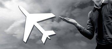 Mavi renkli gömlek ve siyah giyen çok genç bir işadamı.