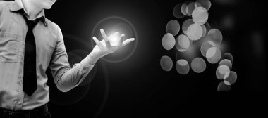 fütüristik arka plan bir kenara işaret gömlek ve kravat giyen genç işadamı 