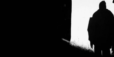 Beyaz duvarda erkek insan figürü gölge silhoutte.