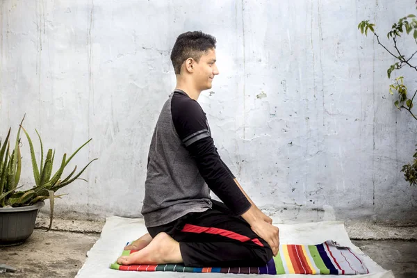 Teenage Pojke Klädd Svart Färgad Klädsel Och Gör Yoga Den — Stockfoto