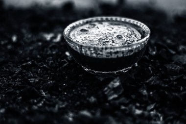 Kömür yayılan tamir saç için aktif kömür maskesi ile kase 