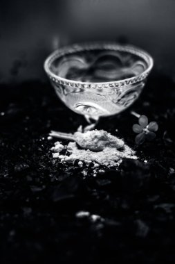 Fırınlar ve kafa derisi detoks için maske hazırlamak için kabartma soda ve kase ile aktif kömür, parlaklık geri, onarım hasarlı ve bölünmüş biter, ve sağlıklı teşvik