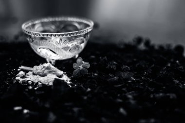 Fırınlar ve kafa derisi detoks için maske hazırlamak için kabartma soda ve kase ile aktif kömür, parlaklık geri, onarım hasarlı ve bölünmüş biter, ve sağlıklı teşvik