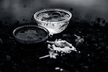 lifleri ve kafa derisi detoks için kabartma soda ile aktif kömür maskesi ile kase, parlaklık geri, hasarlı onarım ve bölünmüş biter, ve sağlıklı teşvik