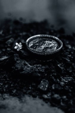 Kömür yayılan tamir saç için aktif kömür maskesi ile kase 