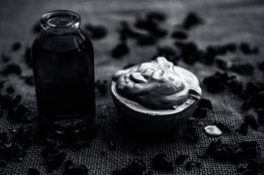 Çuval yüzeyinde yağlı cilt tedavisi için cam gül suyu ile kase de Multani mitti oluşan Ubtan yüz maskesi 