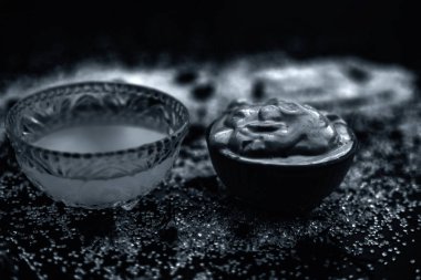 ahşap yüzeyüzerinde kaselerde güneşten tedavisi için multani mitti ve hindistan cevizi yağı oluşan yüz maskesi 