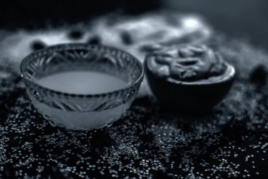 ahşap yüzeyüzerinde kaselerde güneşten tedavisi için multani mitti ve hindistan cevizi yağı oluşan yüz maskesi 