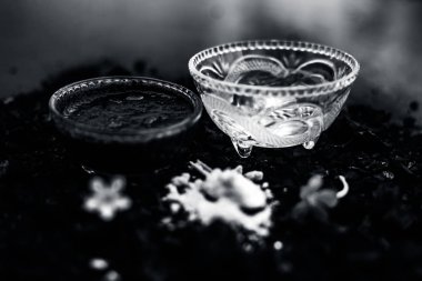 lifleri ve kafa derisi detoks için kabartma soda ile aktif kömür maskesi ile kase, parlaklık geri, hasarlı onarım ve bölünmüş biter, ve sağlıklı teşvik