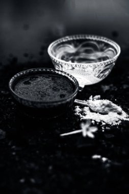 lifleri ve kafa derisi detoks için kabartma soda ile aktif kömür maskesi ile kase, parlaklık geri, hasarlı onarım ve bölünmüş biter, ve sağlıklı teşvik