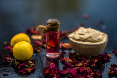 ahşap yüzeyde gül suyu ile Multani mitti ve limon DIY yüz maskesi için malzemeler