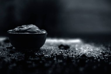 ahşap yüzeyde kase güneş tedavisi için Multani mitti oluşan yüz maskesi 