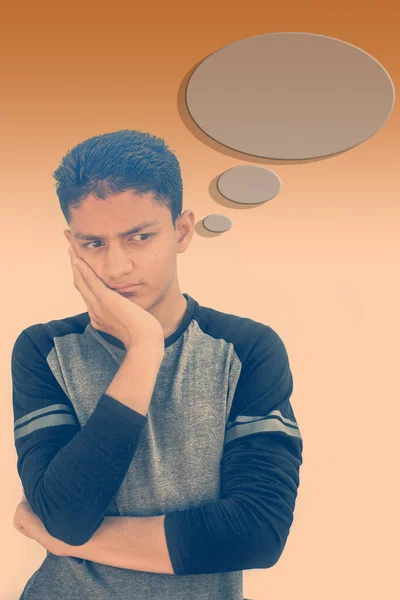 印度男孩的肖像穿着休闲服装表达思想和思想的脸和站在附近的谈话泡沫聊天图标 — 图库照片