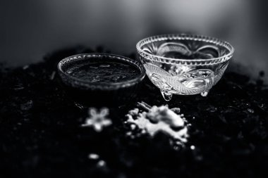 lifleri ve kafa derisi detoks için kabartma soda ile aktif kömür maskesi ile kase, parlaklık geri, hasarlı onarım ve bölünmüş biter, ve sağlıklı teşvik