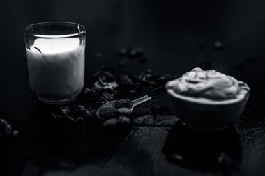 Multani mitti yüz maskesi ahşap yüzeyüzerinde süt cam ve badem ile kase yumuşak cilt tedavisi için 