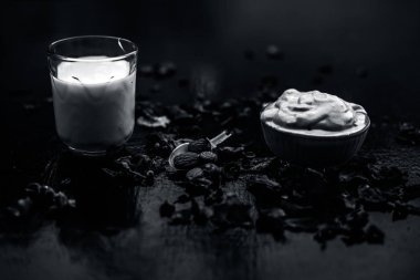 Multani mitti yüz maskesi ahşap yüzeyüzerinde süt cam ve badem ile kase yumuşak cilt tedavisi için 