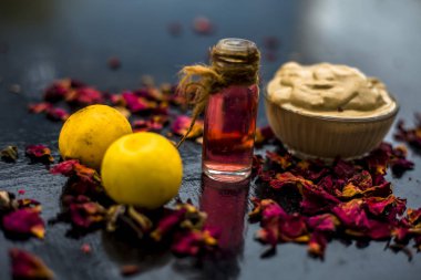 ahşap yüzeyde gül suyu ile Multani mitti ve limon DIY yüz maskesi için malzemeler