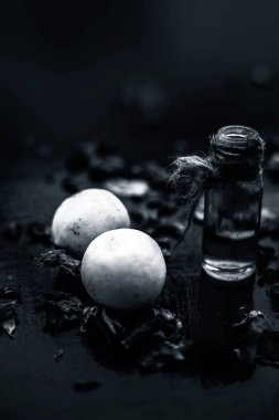 ahşap yüzeyde gül suyu ile limonlar DIY yüz maskesi için malzemeler