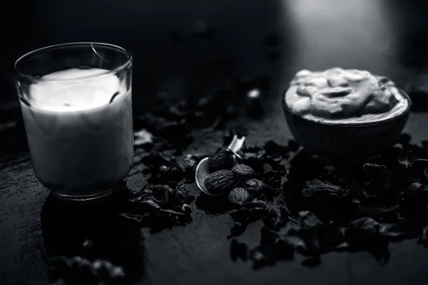 Multani 手套面膜 用于在碗中处理柔软的皮肤 在木表面上用牛奶杯和杏仁 — 图库照片