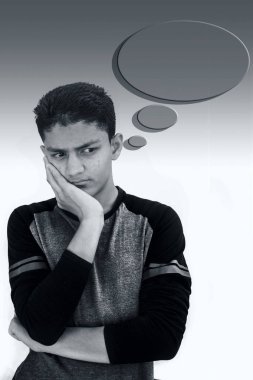 Hintli çocuk portre gündelik giysiler yüz düşünce ve düşüncelerini ifade ve konuşma kabarcık sohbet simgesi yakınında duran giyen 