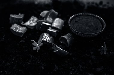 aktif kömür ve saçınızı deodorize etmek ve deodorize etmek için bazı aloe vera jel oluşan cam kase aloe vera jel saç maskesi için malzemeler 