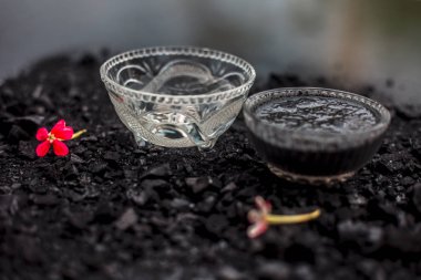 lifleri ve kafa derisi detoks için kabartma soda ile aktif kömür maskesi ile kase, parlaklık geri, hasarlı onarım ve bölünmüş biter, ve sağlıklı teşvik