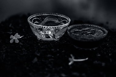 lifleri ve kafa derisi detoks için kabartma soda ile aktif kömür maskesi ile kase, parlaklık geri, hasarlı onarım ve bölünmüş biter, ve sağlıklı teşvik