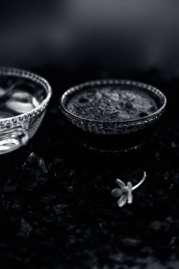 lifleri ve kafa derisi detoks için kabartma soda ile aktif kömür maskesi ile kase, parlaklık geri, hasarlı onarım ve bölünmüş biter, ve sağlıklı teşvik