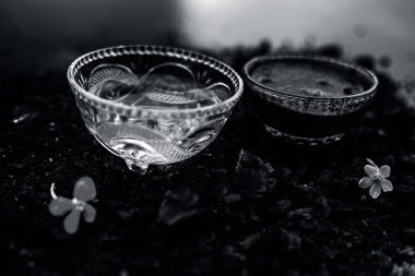 lifleri ve kafa derisi detoks için kabartma soda ile aktif kömür maskesi ile kase, parlaklık geri, hasarlı onarım ve bölünmüş biter, ve sağlıklı teşvik