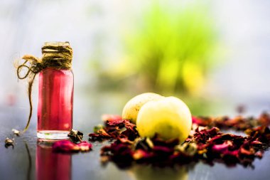 ahşap yüzeyde gül suyu ile limonlar DIY yüz maskesi için malzemeler