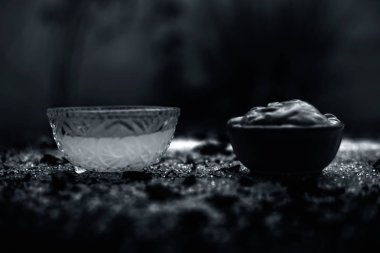 ahşap yüzeyüzerinde kaselerde güneşten tedavisi için multani mitti ve hindistan cevizi yağı oluşan yüz maskesi 