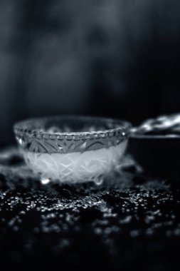 ahşap yüzeyüzerinde kaselerde güneşten tedavisi için multani mitti ve hindistan cevizi yağı oluşan yüz maskesi 