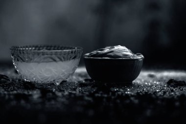 ahşap yüzeyüzerinde kaselerde güneşten tedavisi için multani mitti ve hindistan cevizi yağı oluşan yüz maskesi 